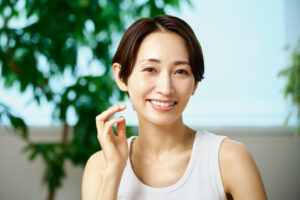 セラミックの歯を老後まで長持ちさせる方法とは?寿命の目安や日常の注意点