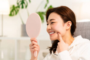 セラミック周囲の歯肉に炎症が起こる原因とは?解決策と予防のポイントを解説